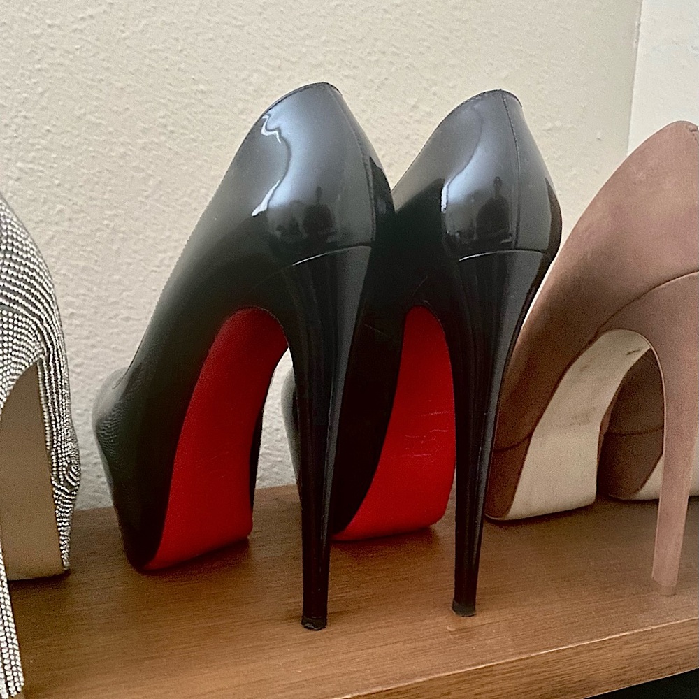 Worn twice. Italian size 40. Fits US women’s 9/10. From Louboutin store.